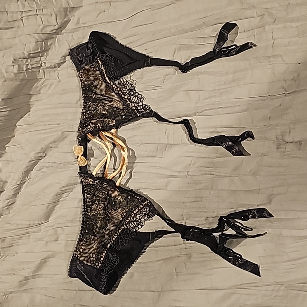 Victoria’s Secret Black/Champa lace garter with bow detail. NWOT. Large